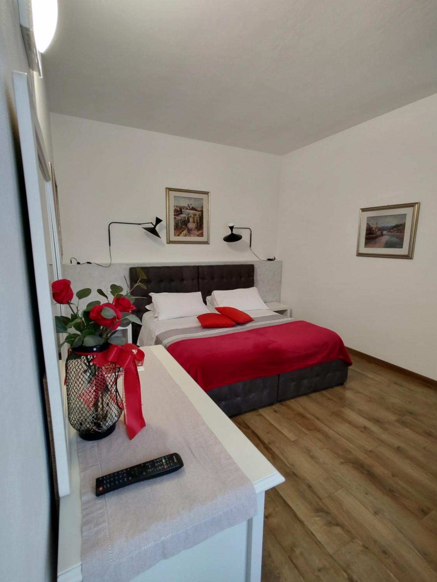 Verona Relax & Stay Rooms Екстер'єр фото